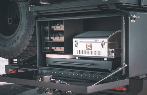 Всеки EarthRoamer е напълно персонализиран, с набор от етажни планове и материали, от които да избирате. Стилно и екологично, превозното средство има слънчева система на покрива, литиева батерия и резервоари за гориво и вода, което означава, че можете да живеете извън мрежата и да сведете въглеродния си отпечатък до минимум. 

Освен това разполага дори с плъзгаща се външна кухня и автоматизирана тента, така че можете да се възползвате максимално от горещите летни дни.  Без значение какъв е вашият стил на готвене, за вас има опция от скара Blackstone до  Solaire.
